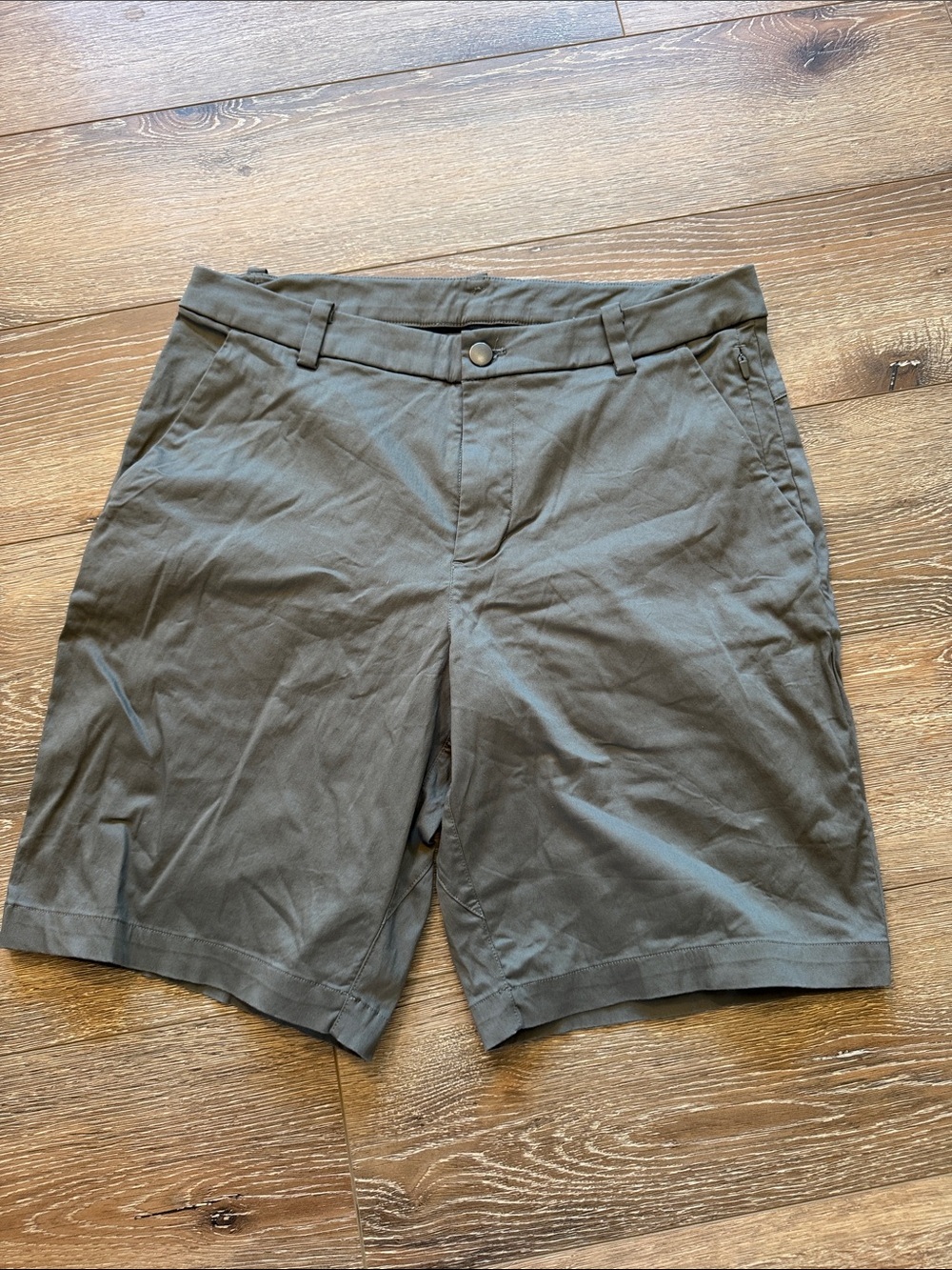 lululemon athletica Men's Olive Green Flat-Front Commission Short slim size: 31